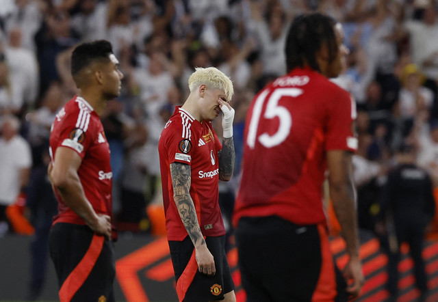Kesedihan Casemiro, Alejandro Garnacho, dan Lenny Yoro usai Manchester United (MU) ditekuk Tottenham Hotspur dalam final Liga Europa 2024/25 di Stadion San Mames, Spanyol, Kamis (22/5) dini hari WIB. Foto: REUTERS/Vincent West
