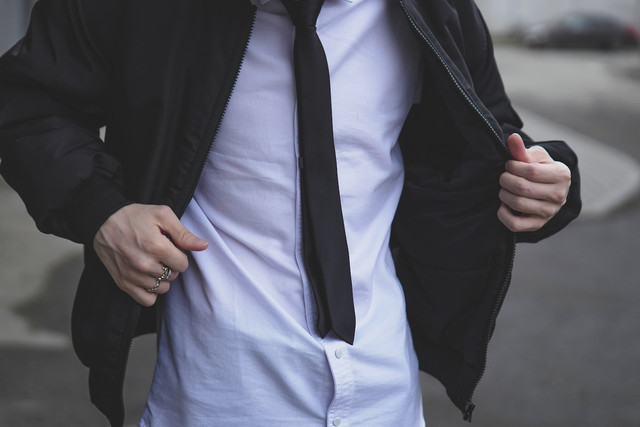 Ilustrasi Mitos Pakai Baju Terbalik,Foto:Unplash/Mikhail Pushkarev