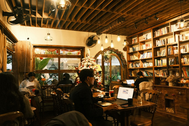 Cafe dekat UGM, foto hanya ilustrasi, bukan tempat sebenarnya: Unsplash/Đào Việt Hoàng