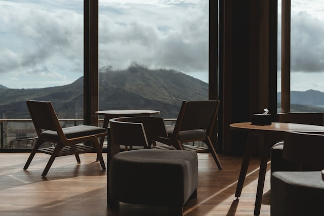 Tempat Ngopi Mojokerto View Gunung. Foto hanya ilustrasi, bukan sebenarnya. Sumber: unsplash.com/Polina Kuzovkova