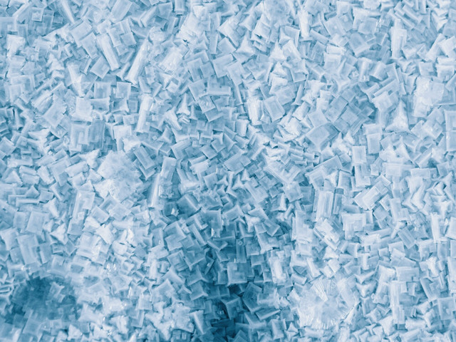 Gambar 1. Ilustrasi Konseptual Partikel Mikroplastik. Foto oleh Chi-Feng Li via unplash.com (sumber: https://unsplash.com/photos/a-close-up-of-some-snow-sSPbtLJZZSQ)