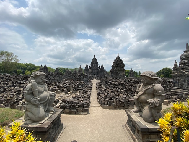 Wisata dekat Candi Prambanan. Foto: Candi Sewu. Sumber: Unsplash/Apabedanyacom