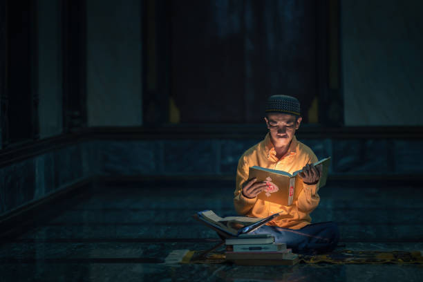 Ilustrasi self healing dengan membaca Al-Qur'an. (Foto: iStock).