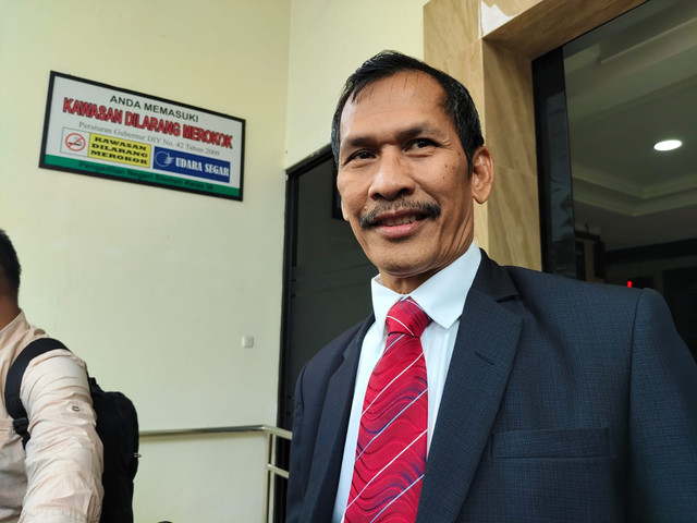 Komardin, advokat dan pengamat sosial asal Makassar, yang menggugat Rektor UGM hingga dosen pembimbing akademik soal ijazah Jokowi di PN Sleman, Kamis (22/5). Foto: Arfiansyah Panji Purnandaru/kumparan