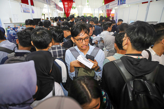 Calon pelamar kerja memadati ruangan job fair di Kementerian Ketenagakerjaan, Jakarta, Kamis (22/5/2025).  Foto: Iqbal Firdaus/kumparan