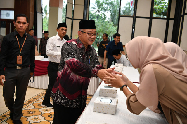 Menteri Pendidikan Dasar dan Menengah (Mendikdasmen) Abdul Mu'ti menemui keluarga korban kecelakaan guru SD ITQ As- Syafi'iyah di Kabupaten Magelang. Foto: Dok. Humas Kemendikdasmen