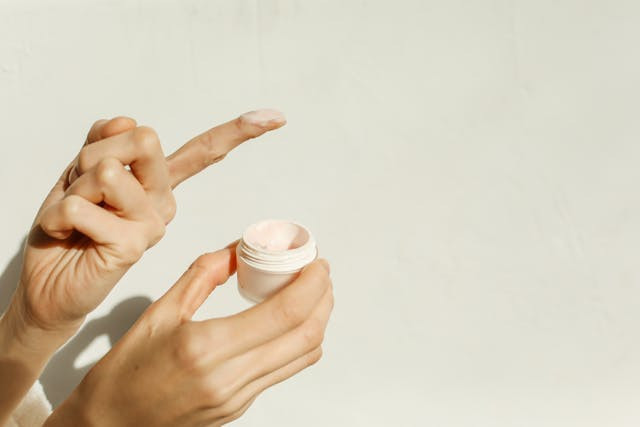 Ilustrasi skincare yang mengandung jojoba oil. Sumber: pexels.com/Polina Tankilevitch
