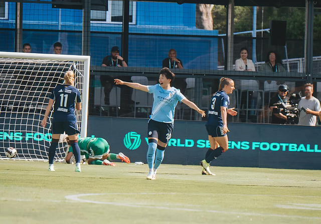 Aoba Fujino mencetak gol kemenangan Manchester City atas Rosengaard di World Sevens Football. Foto: worldsevensfootball.com