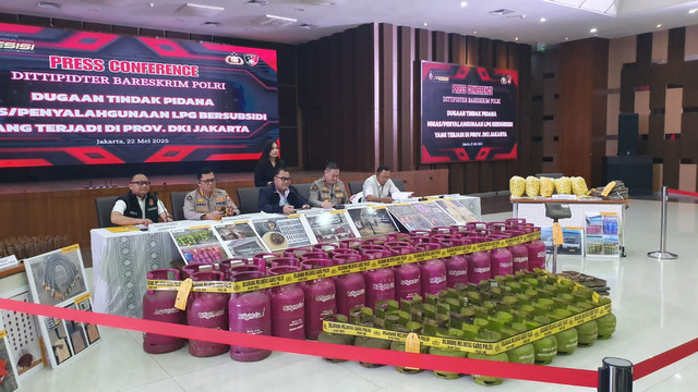 Pers rilis kasus pengoplosan tabung gas elpiji di Bareskrim Polri. Foto: Rachmadi Rasyad/kumparan