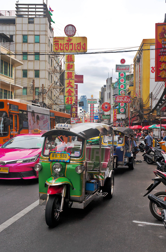 Tuk-Tuk kendaraan tradisional di Thailand. Foto: LERTCOLLECT/Shutterstock