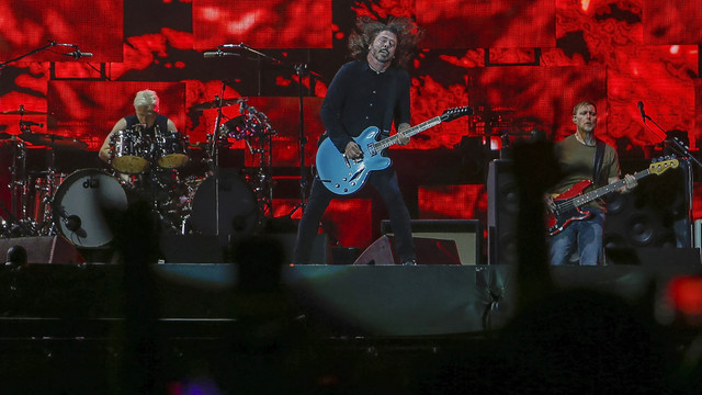 Musisi AS Dave Grohl (tengah), dari band rock Foo Fighters. Foto: Miguel Schincariol / AFP