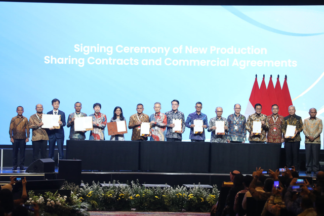 Pertamina Hulu Energi, Petronas, dan SK Earthon menandatangani kontrak Production Sharing Contract (PSC) di Wilayah Kerja Binaiya pada The 49th IPA Convention & Exhibition di ICE BSD, Tangerang, Rabu (21/5/2025). Foto: Dok. Pertamina