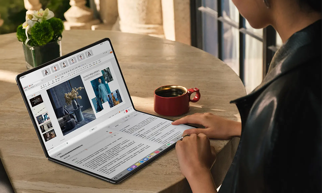 MateBook Fold, laptop dua layar super tipis.  Foto: Dok. Huawei