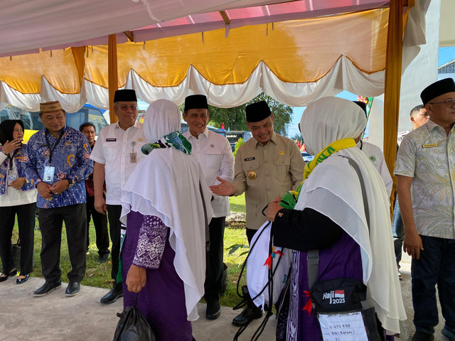 Wamenag RI, Gubernur dan Sekda Kalbar saat mengantarkan para jemaah menuju bis. Foto: Yulia Ramadhiyanti/Hi!Pontianak