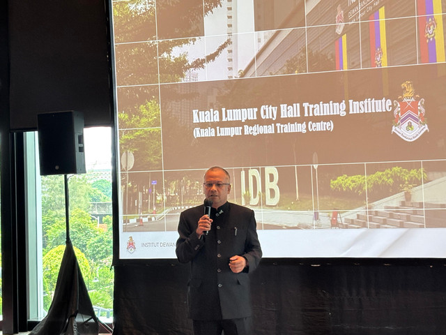 Principal at Kuala Lumpur City Hall (Malaysia) Khairul Azmir bin Ahmad bin Ahmad dalam acara Climate Resilience and Innovation Forum 2025 di Park Hyatt, Kamis (22/5). Foto: Ave Airiza Gunanto/kumparan