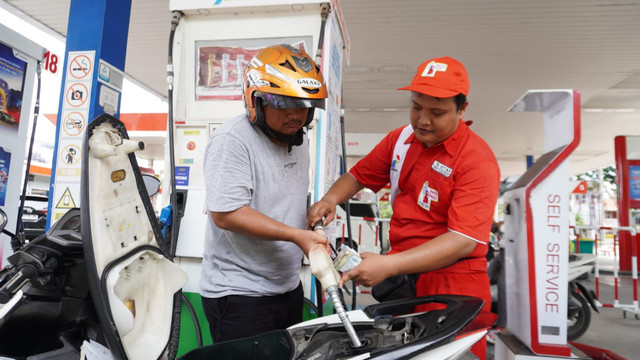 SPBU COCO Plaju terapkan layanan self service yang akan didampingi oleh para operator/Anyelir. 