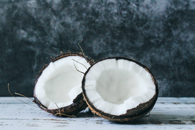 Ilustrasi Manfaat Air Kelapa untuk Merebus Daging, Foto:Unsplash/Tijana Drndarski