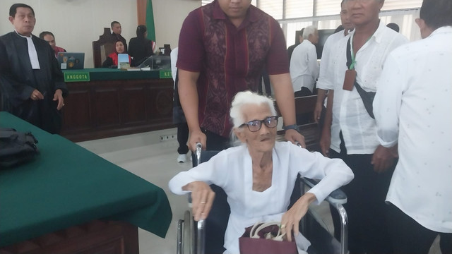 Ni Nyoman Reja (92) menjadi terdakwa kasus pemalsuan dokumen dan penggelapan silsilah keluarga demi warisan. Foto: Denita BR Matondang/kumparan