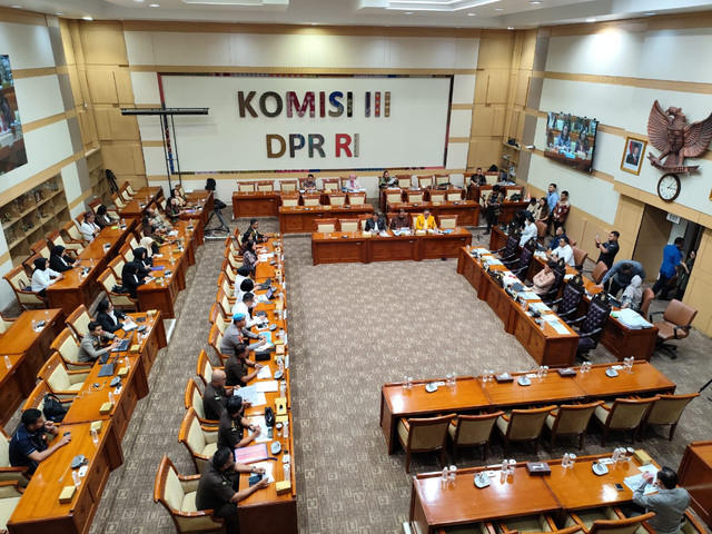 Suasana RDP dan RDPU Komisi III dengan Direktur Tindak Pidana Perdagangan Orang Mabes Polri, Kepala Kejaksaan Tinggi Nusa Tenggara Timur, Kepala Kepolisian Daerah Nusa Tenggara Timur, dan Aliansi Perlindungan Perempuan Dan Anak (Appa) di DPR. Foto: Luthfi Humam/kumparan
