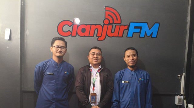 Tim DT Peduli Cianjur sedang mengisi agenda talkshow di Radio Cianjur FM (Sumber : DT Peduli)