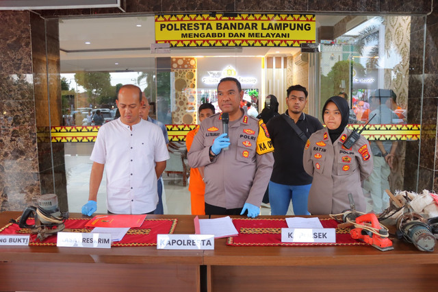 Polsek Kemiling menunjukan barang bukti dan pelaku berinisial R (32) usai mencuri sejumlah alat tukang dari sebuah panglong kayu milik korban SN.
Foto: Dok. Polri