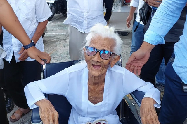Nyoman Reja (92) bersama 16 terdakwa kasus pemalsuan dokumen dan penggelapan silsilah demi warisan di PN Denpasar, Kamis (22/5/2025). Foto: Dnita BR Matondang/kumparan