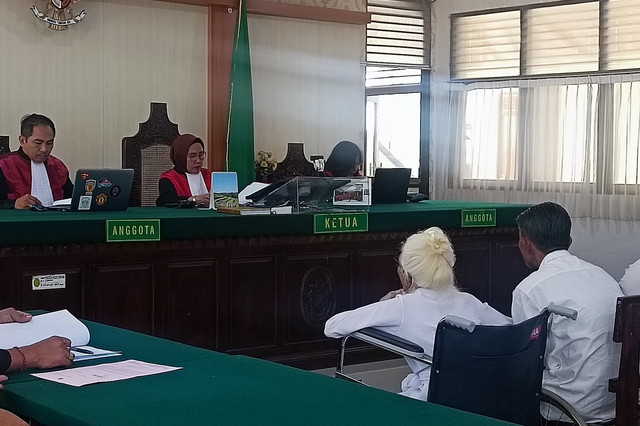 Nyoman Reja (92) bersama 16 terdakwa kasus pemalsuan dokumen dan penggelapan silsilah demi warisan di PN Denpasar, Kamis (22/5/2025). Foto: Dnita BR Matondang/kumparan