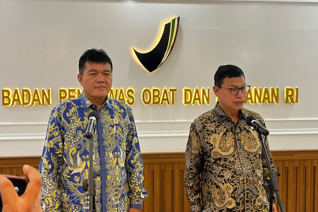 Kepala BPOM Taruna Ikrar (kanan) dan Kepala Badan Karantina Sahat Manaor Panggabean memberikan keterangan pers usai pertemuan di Gedung BPOM, Jakarta Pusat, Kami (22/5/2025).  Foto: Rayyan Farhansyah/kumparan