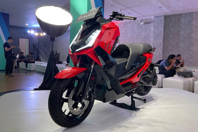 PT Ilectra Motor Group (IMG) resmi memperkenalkan motor listrik terbaru, ALVA Cervo X di Cikarang, Jawa Barat, Kamis (22/5/2025). Foto: Sena Pratama/kumparan