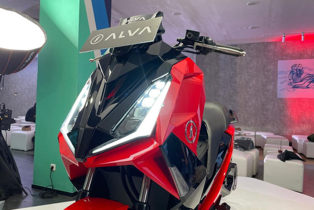 PT Ilectra Motor Group (IMG) resmi memperkenalkan motor listrik terbaru, ALVA Cervo X di Cikarang, Jawa Barat, Kamis (22/5/2025). Foto: Sena Pratama/kumparan