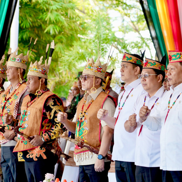 Damang Kepala Adat se-Kalteng beri gelar kehormatan untuk Menko Zulkifli Hasan. Foto: Dok. Istimewa