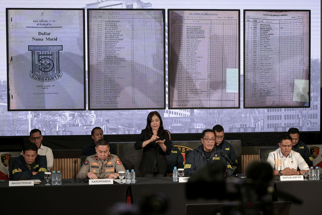 Bareskrim tunjukkan dokumen SMAN 6 Surakarta terkait ijazah Jokowi di Bareskrim Mabes Polri, Jakarta, Kamis (22/5/2025). Foto: Fauzan/ANTARA FOTO
