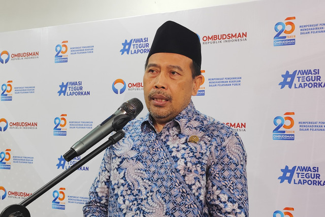 Ketua Ombudsman RI, Mokhammad Najih menjawab pertanyaan wartawan di Kantor Ombudsman, Jakarta Selatan, Kamis (22/5/2025). Foto: Alya Zahra/kumparan