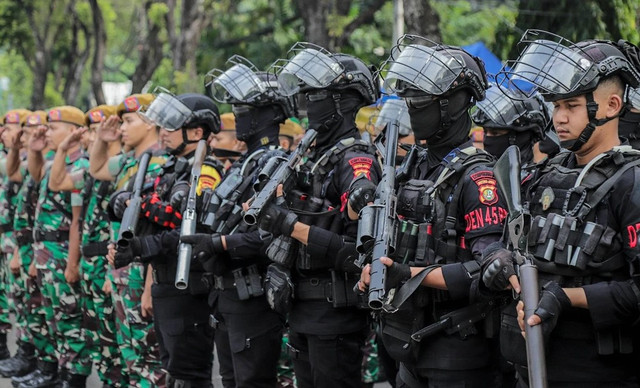 Tim pengamanan gabungan TNI dan Polri (Sumber: Kumparan)