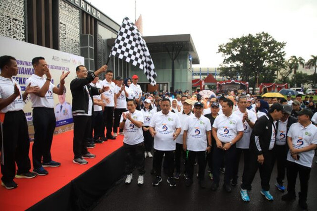 Sekda Sumsel Edward Candra saat membuka jalan santai dan senam bersama di halaman Kantor Gubernur Sumsel. Foto : Humas Pemprov Sumsel