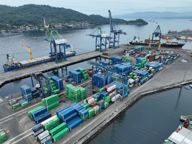 Kegiatan bongkar muat di Terminal Peti Kemas Bitung yang menggunakan Rubber Tyred Gantry (RTG) baru yang beroperasi sejak tahun 2020. Foto: Dok. Pelindo