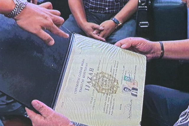 Polisi menunjukkan foto ijazah asli Presiden ke-7 RI, Joko Widodo atau Jokowi, saat konpers di Bareskrim Mabes Polri, Jakarta, Kamis (22/5/2025). Foto: Fauzan/ANTARA FOTO