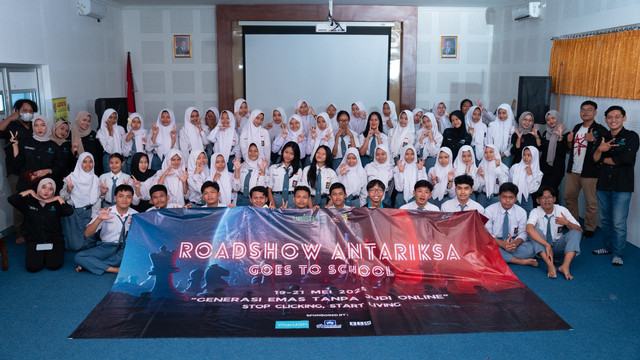 Roadshow ‘Antariksa 2025 Goes to School’ oleh mahasiswa Ilkom UNISA Yogya, berikan edukasi bahaya judol kepada pelajar-pelajar DIY. Foto: Dok. UNISA Yogya