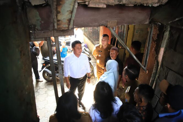 Gubernur Sumsel Herman Deru saat meresmikan program Gebrak 2025 di Jalan Datuk M. Akib Lorong Kumpeh Berayun Kelurahan 23 ilir Bukit Kecil Palembang. Foto : Humas Pemprov Sumsel