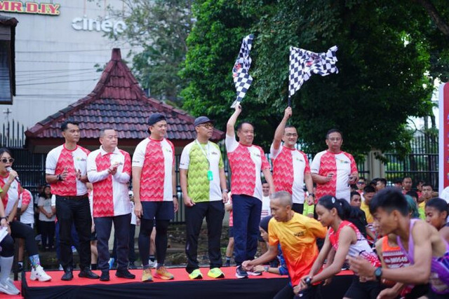 Wagub Sumsel Cik Ujang saat melepas Musi Runner 5K di halaman kantor DPRD Sumsel. Foto : Humas Pemprov Sumsel