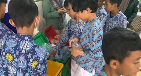 Lewat Permainan Edukatif, Dosen UMY Ajar Siswa SD Atasi Masalah Sampah
