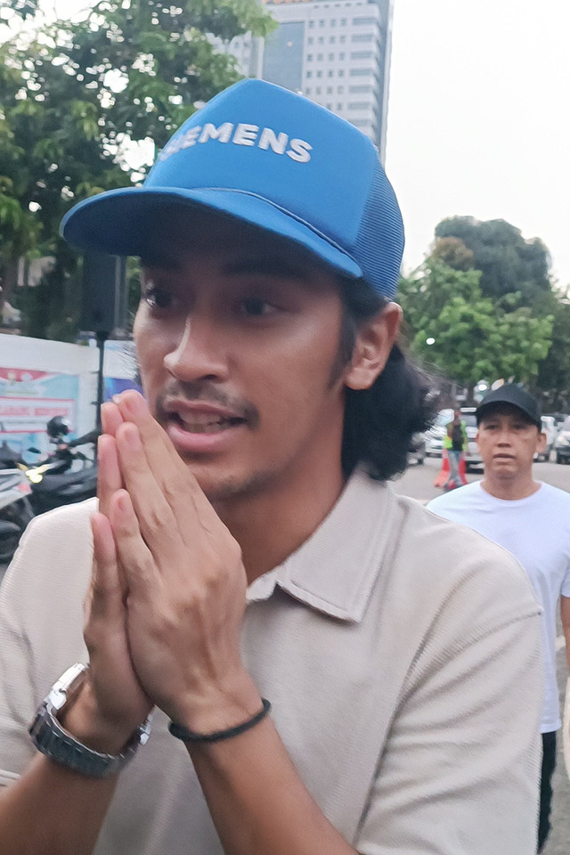 Umi Pipik dan Abidzar Al Ghifari sambangi Polda Metro Jaya, Kamis (22/5/2025). Foto: Giovanni/kumparan