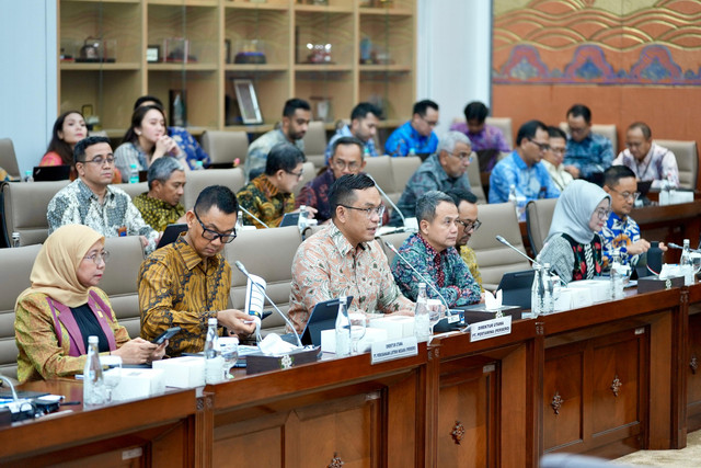 Pertamina dalam memaparkan kinerja keuangan sepanjang 2024 pada Rapat Dengar Pendapat (RDP) dengan Komisi VI DPRI RI, di Kompleks Senayan, Kamis (22/5/2025). Foto: Dok. Pertamina