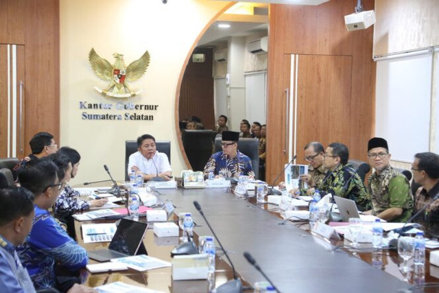 Gubernur Sumsel Herman Deru saat menerima Bupati Kabupaten Ogan Komering Ulu (OKU) Teddy Meilwansyah dalam rangka paparan usulan bantuan gubernur bersifat khusus (Bangubsus) Tahun Anggaran 2025. Foto : Humas Pemprov Sumsel