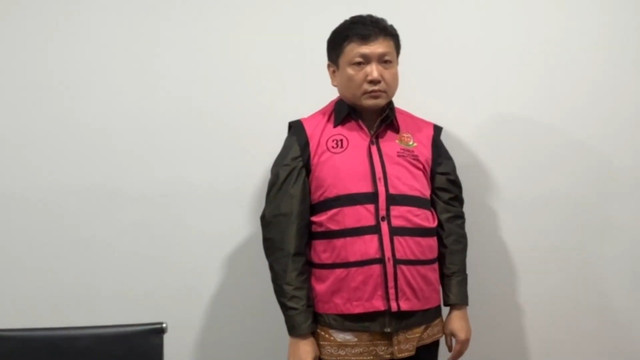 Mantan Dirut PT Sri Rejeki Isman Tbk (Sritex) Iwan Setiawan Lukminto mengenakan rompi tahanan usai menjalani pemeriksaan di Gedung Bundar Jampidsus Kejaksaan Agung (Kejagung), Jakarta, Rabu (21/5/2025) Foto: Youtube/KEJAKSAAN RI