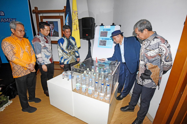 Hasil riset FMIPA Universitas Indonesia mengonfirmasi bahwa segel Le Minerale mampu memberikan perlindungan hingga 100 persen terhadap kontaminasi debu, bakteri, dan jamur. Foto: dok. Le Minerale