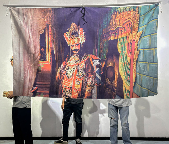 Sejumlah penggiat fotografi dari berbagai lintas profesi di Jawa Timur mengumpulkan sebanyak 60 foto dari 13 fotografer mengenai kesenian pertunjukan yang dipamerkan di Galeri Prabangkara, kompleks Taman Budaya Jawa Timur di Surabaya. Foto dan naskah : Dipta Wahyu / Basra