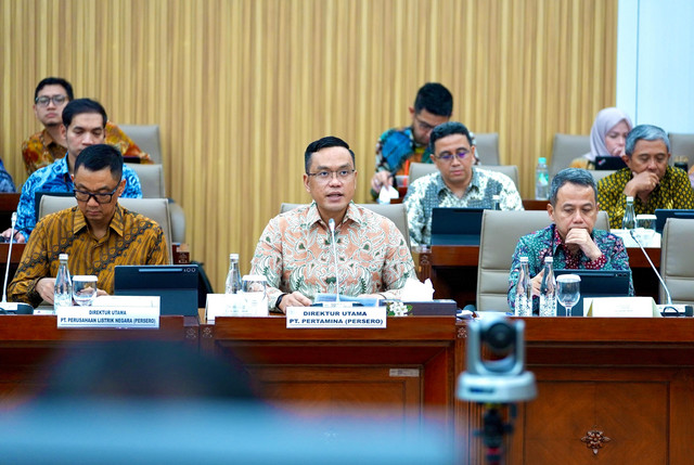 Direktur Utama Pertamina Simon Aloysius Mantiri (tengah) pada Rapat Dengar Pendapat (RDP) dengan Komisi VI DPR RI di Kompleks Senayan, Kamis (22/5/2025). Foto: Dok. Pertamina