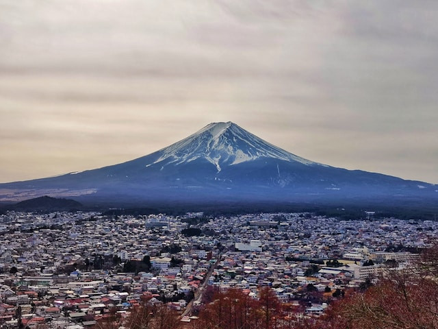 Sisi gelap Jepang. Foto: Gunung Fuji. Sumber: Unsplash/Snowscat