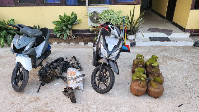 Barang bukti yang berhasil diamankan petugas di rumah pelaku. Foto: Dok. Polres Ketapang